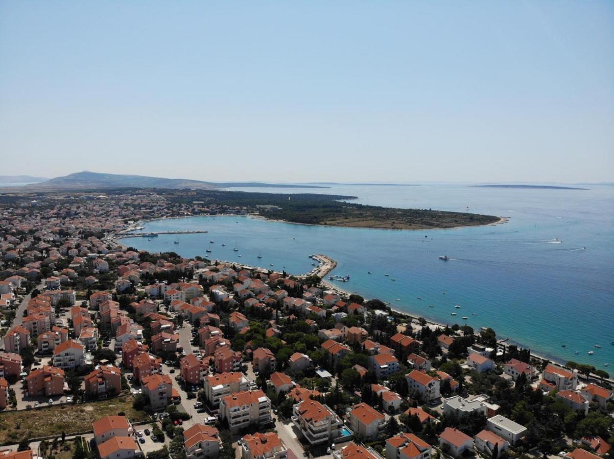 Apartman Valkira Novalja - Moderan Smjestaj S Pogledom Blizu Zrca Exterior photo